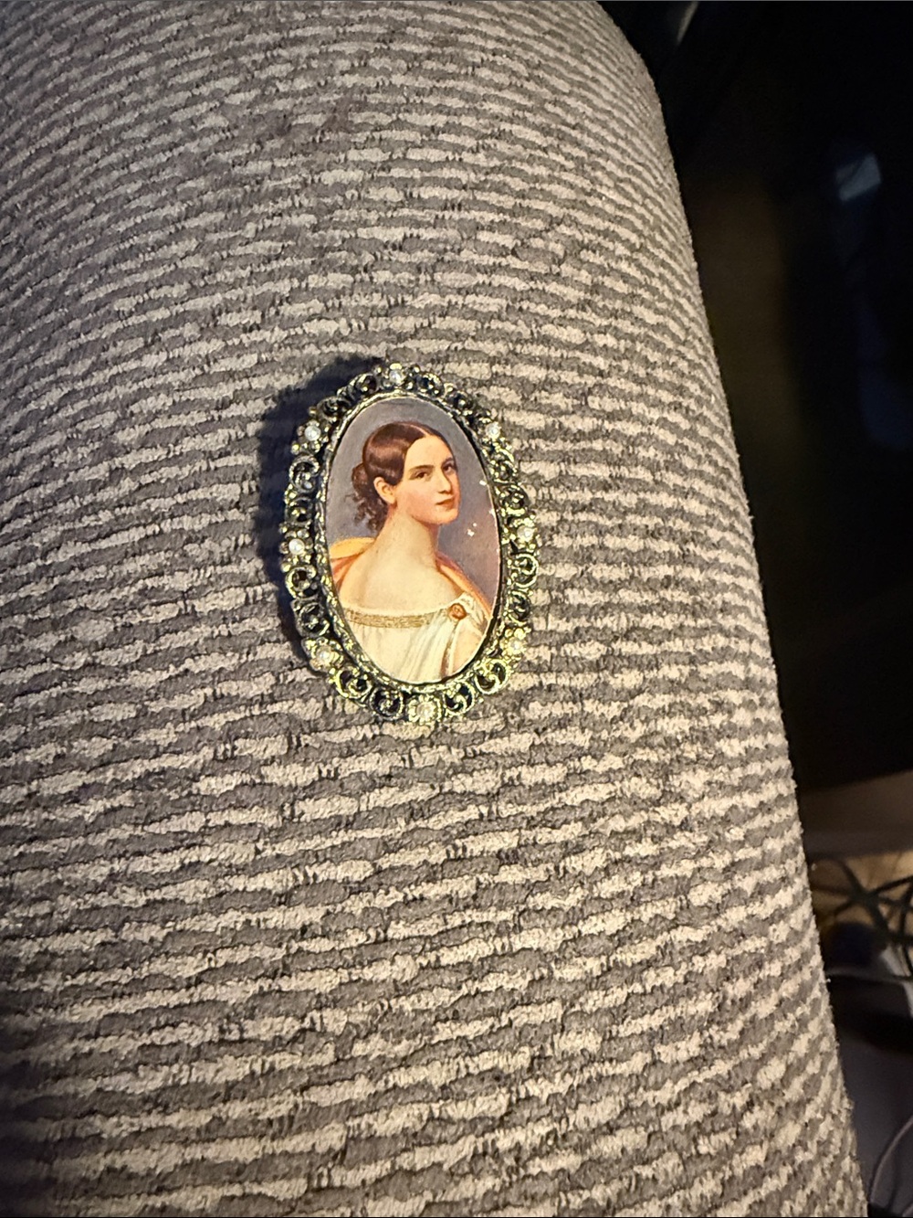 Vintage Portrait Cameo Brooch - Gold-Tone Oval